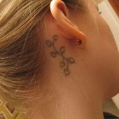 tatuaż roślina za uchem