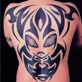 tatuaż tribal i obcy na plecach
