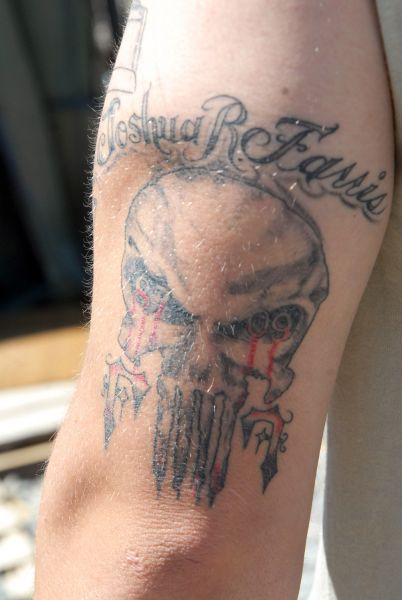 czaszka tatuaż na ręce