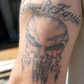 czaszka tatuaż na ręce