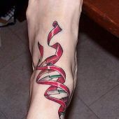 tatuaż na stopie