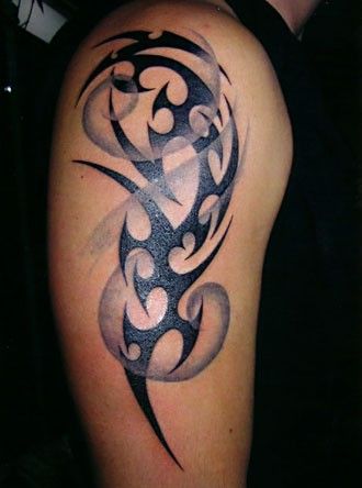 tribal na ramieniu tatuaże