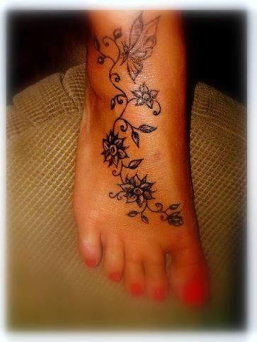 kwiaty i motyl na stopie tatuaż