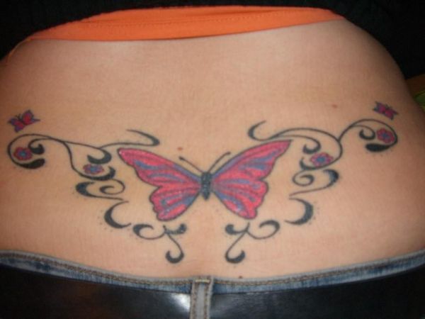 tatuaż motyl nad tyłeczkiem