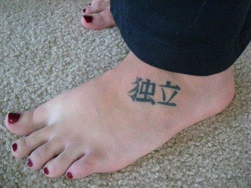 tatuaż chińskie znaki na stopie
