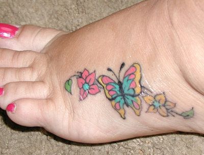 tatuaż motyl z kwiatami na stopie