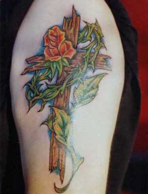 krzyż z rośliną tatuaż