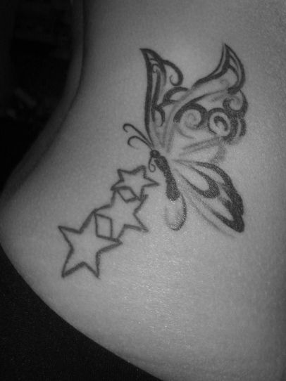 tatuaż motyl z gwiazdkami