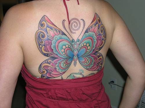 duży motyl na plecach tatuaż