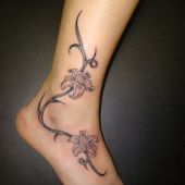tatuaż kwiaty na nodze