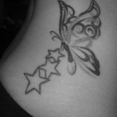 tatuaż motyl z gwiazdkami