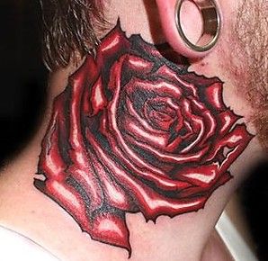 tatuaż róża na szyi