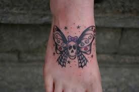 tatuaż czaszka na stopie