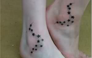 tatuaż gwiazdki na stopie