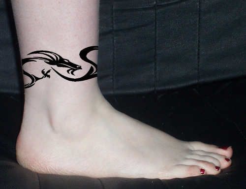 tatuaż smoka na nodze