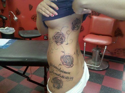 tatuaż róże na boku kobiety
