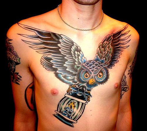 tatuaże na piersi sowa
