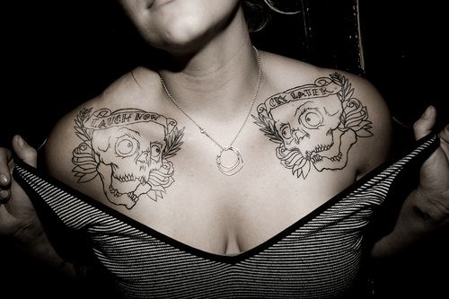 tatuaże na piersi czaszka