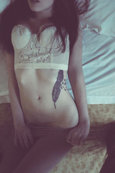 tatuaże na brzuchu pióro