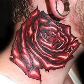 tatuaż róża na szyi