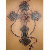 tatuaż krzyż i różaniec