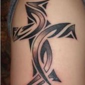 tatuaże krzyż tribal