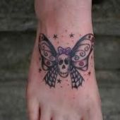tatuaż czaszka na stopie