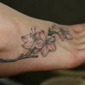tatuaż kwiatki na stopie