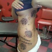 tatuaż róże na boku kobiety