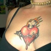 tatuaże na piersi serce