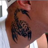 tatuaże na szyi skorpion tribal