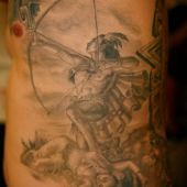tatuaże na boku indiański wojownik