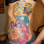 tatuaże na boku kwiaty i motyle