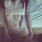 tatuaże na brzuchu pióro