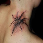 tatuaże na szyi pająk 3d