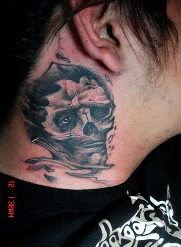 tatuaż na szyi czaszka