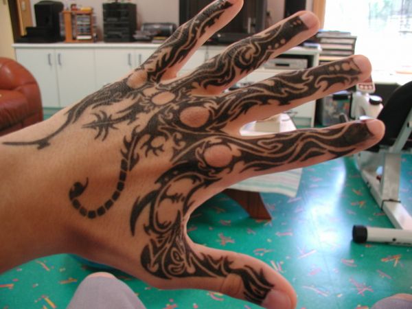 tatuaże na dłoni tribal