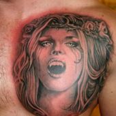 tatuaże na piersi wampirzyca