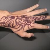 tatuaż tribal na dłoni