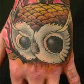 tatuaże na dłoni sowa
