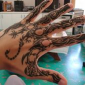 tatuaże na dłoni tribal
